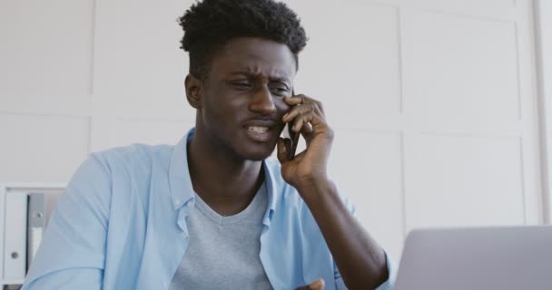 Potíže s dodavateli. Emocionální africký podnikatel hádky s partnery po telefonu, mají problémy s dopravou - Stock záběr