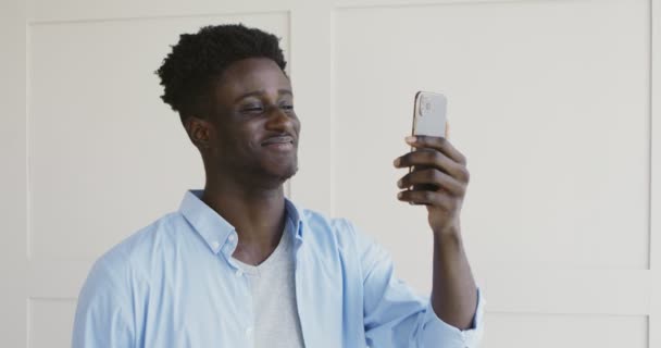 Αυτοαπομονωμένος αφρικανός που μιλάει με συγγενείς μέσω video chat στο κινητό — Αρχείο Βίντεο