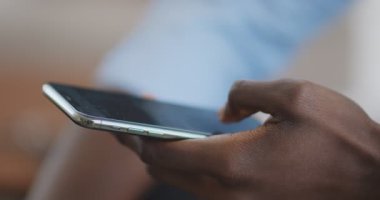 Modern cep telefonu kullanan siyah erkek elleri