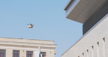 Paketli İHA iş şehri bölgesinde uçuyor.