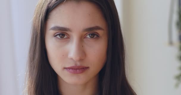 Retrato de una joven seria y confiada, mirando a la cámara — Vídeos de Stock