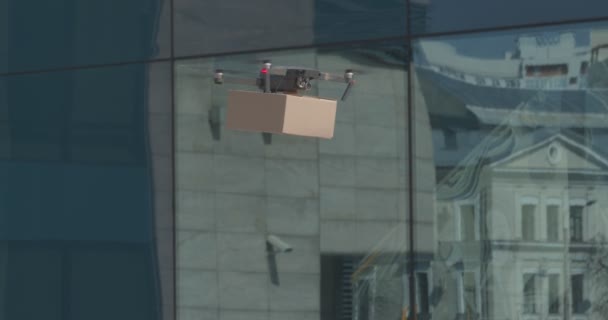 Drone entrega paquete importante al centro de negocios — Vídeos de Stock