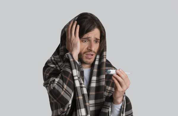 Hoge koorts tijdens de griep. Man met deken — Stockfoto