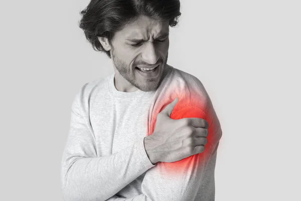 Muž křičí bolestí v rameni, oříznut — Stock fotografie