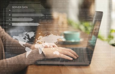 Veritabanı sunucusuna bakan dizüstü bilgisayar kullanan kadın hacker