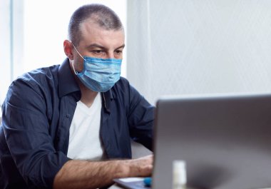 Uzaktan kumandalı dizüstü bilgisayarda Maskeli Girişimci