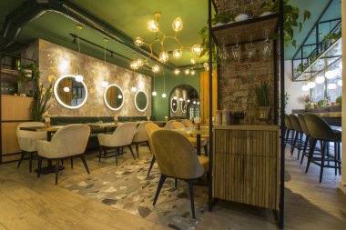 Şehir içi rahat atmosferi, avokado rengi duvarları olan bir kafe.