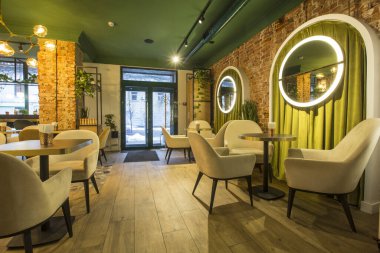 Şehir restoranının ya da kafenin açık modern iç mekanları.