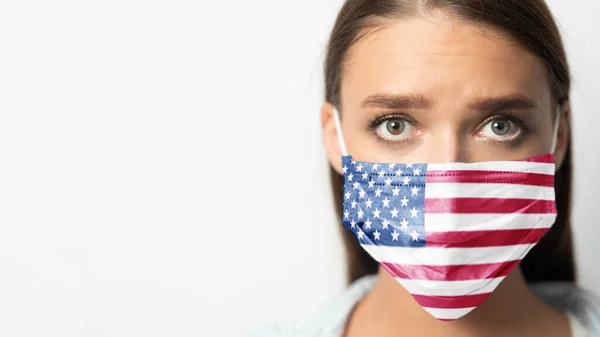 Женщина в маске с американским флагом смотрит на камеру, коллаж — стоковое фото