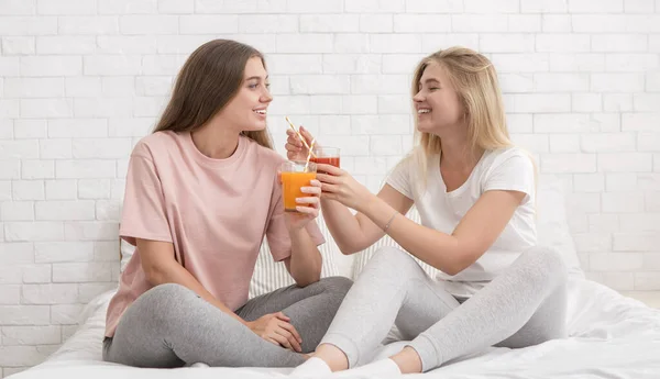 Dos novias hablando, sonriendo y bebiendo batido fresco —  Fotos de Stock