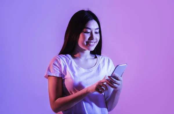 아름다운 웃고 있는 아시아 여성 스마트폰으로 타자 치는 모습 — 스톡 사진