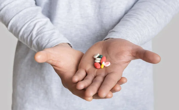 Tratamento medicamentoso. Muitas pílulas brilhantes na mão — Fotografia de Stock