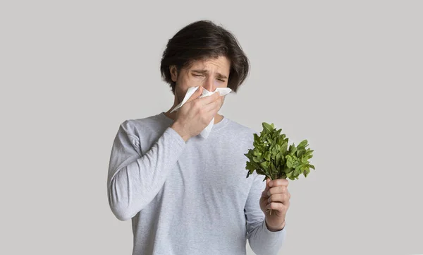 Portret van ongezonde man met servet, kijkt naar bron van allergie — Stockfoto