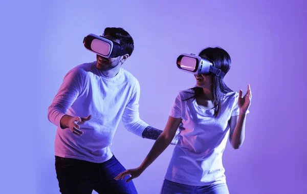 Guy i dziewczyna w wirtualnej rzeczywistości okulary — Zdjęcie stockowe