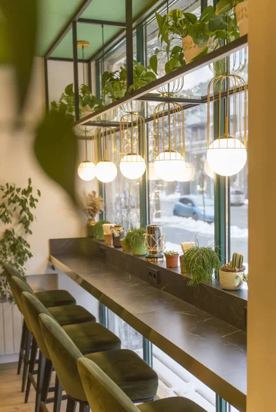 Przytulne wnętrze restauracji w porannych światłach z dużym oknem — Zdjęcie stockowe