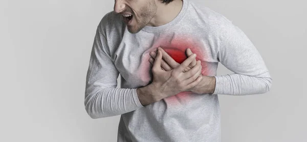 Man heeft pijn in de borst, gemarkeerd in het rood — Stockfoto