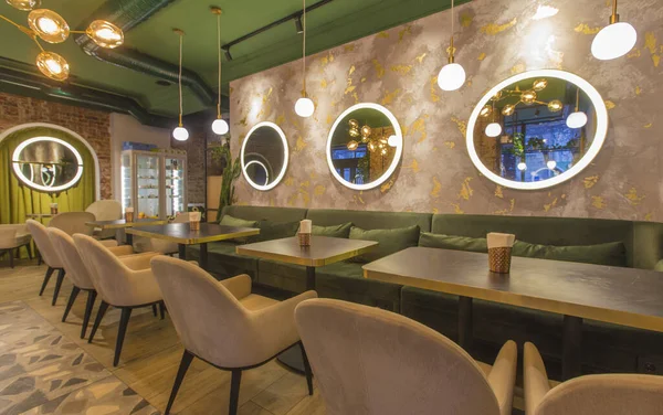 Interior del restaurante vacío mientras la pandemia de coronavirus, no hay gente — Foto de Stock