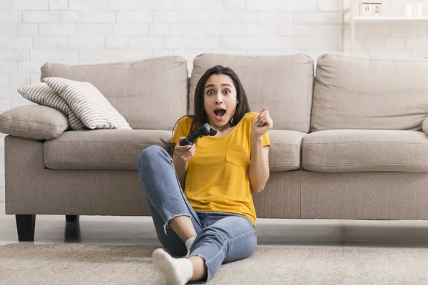 Actividades de cierre. Chica emocional con joystick jugando juegos en línea en la sala de estar — Foto de Stock