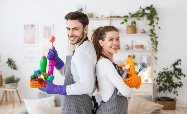 Manžel a manželka s čisticími prostředky doma — Stock fotografie