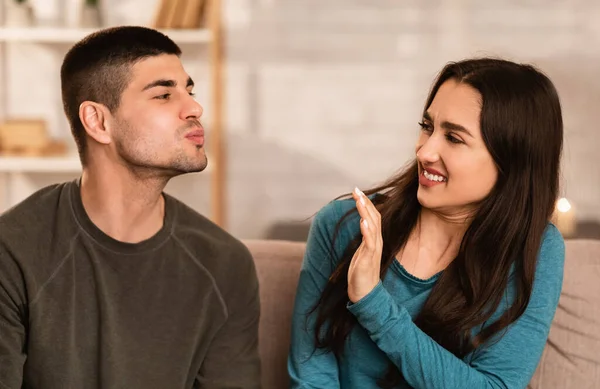 Homem tentando beijar uma mulher, ela rejeitando-o — Fotografia de Stock