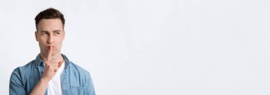 Sır olarak. Erkekler parmaklarını dudaklarına bastırır.