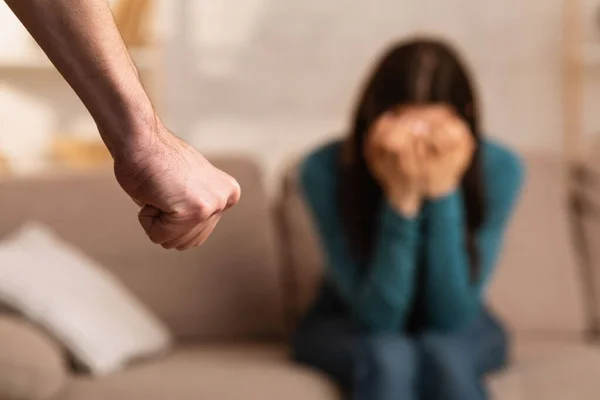 Hombre amenazando a su novia con el puño, golpeando a chica —  Fotos de Stock