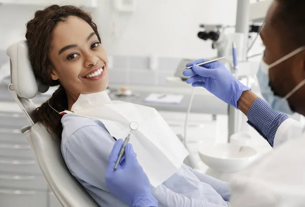 Mulher preta bonita na cadeira do dentista pronto para check-up — Fotografia de Stock