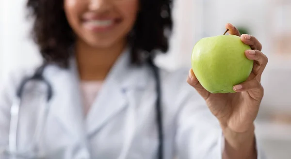 医者の手の中の緑のりんご — ストック写真