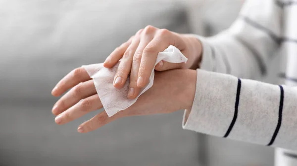 Vrouw desinfecterende handen met antibacteriële alcoholische servetten — Stockfoto