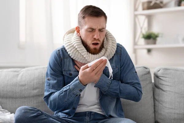 Doente tosse dificilmente em casa sozinho — Fotografia de Stock