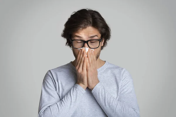 Ett rinnande näskoncept. Killen i glasögonvåtservetter — Stockfoto