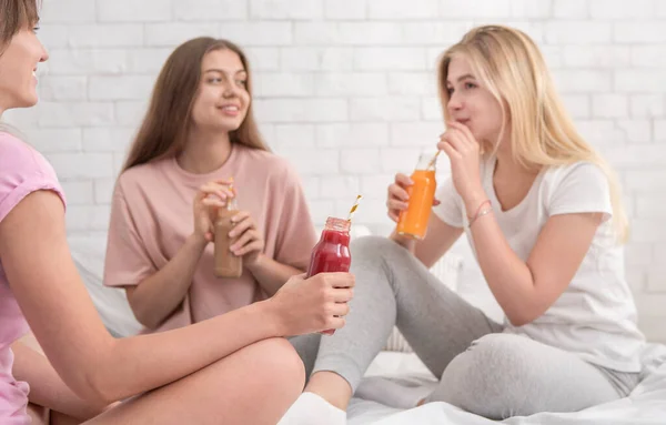 Mejores amigos hablando y bebiendo cócteles de desintoxicación en casa —  Fotos de Stock