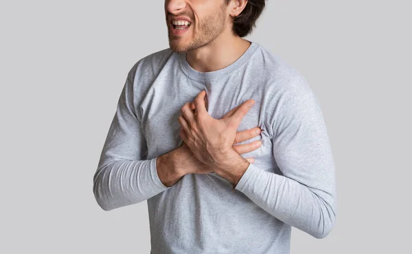 Hjärtinfarkt. Guy trycker händerna mot bröstet — Stockfoto