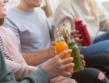 Modern arkadaşlar renkli sağlıklı detoks smoothie içiyorlar.