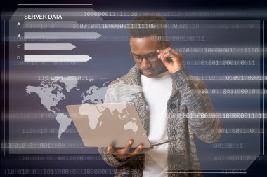 Kara hacker dizüstü bilgisayarını tutuyor ve veritabanı sunucusuna bakıyor