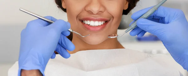 Recortado de bonita sonrisa femenina y manos de dentista — Foto de Stock