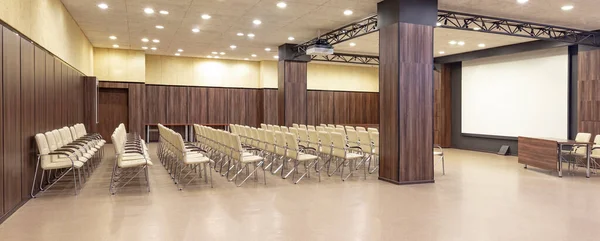 Presentation hall with columns. Preparations room for conference — Stock Photo, Image