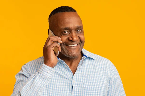 携帯電話で話すアフリカ系アメリカ人男性の正の中年の肖像画 — ストック写真