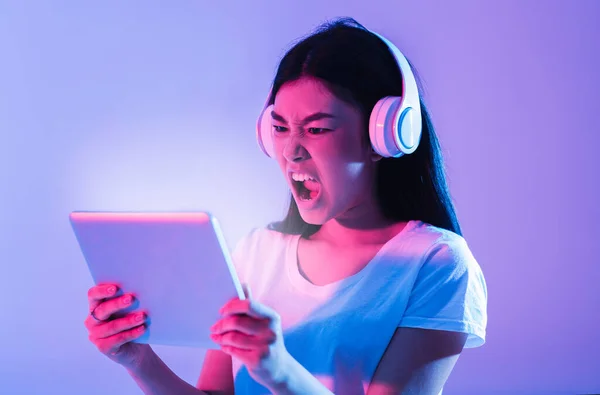 Femme asiatique crier avec tablette et écouteurs — Photo
