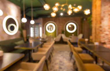 Modern kafenin içi bulanık, insan yok, karantina altında.