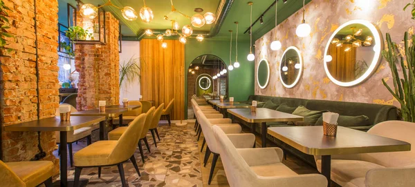 Nuevo y limpio restaurante de lujo en estilo europeo, decoración de espejos redondos — Foto de Stock