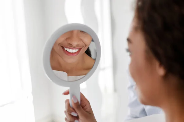 Fehér mosoly a tükörben, afrikai lány látogató fogorvos — Stock Fotó