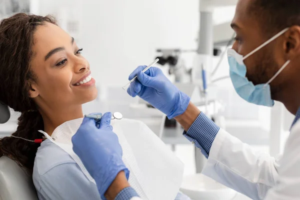 Afrikai nő részt vevő fogorvos, orvos make check up — Stock Fotó
