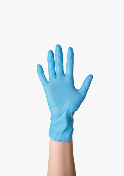 Coronavirus-Schutz. Ärztin zeigt Hand in Gummihandschuh auf weißem Hintergrund, isoliert. Nahaufnahme — Stockfoto