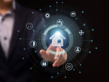 Fütürist teknolojiler. Sanal ekranda SMART HOME resim gramını iten erkek eli ile kolaj