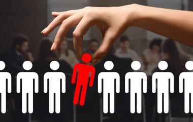 Çalışanların azaltılması. Kadın eli bir kişiyi öldürür.