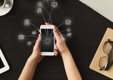 Uçan ağda akıllı telefon kullanan kadın