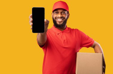 Akıllı Telefon Gösteren Afrikalı Kurye Boş Ekran Tutma Kutusu, Sarı Arkaplan