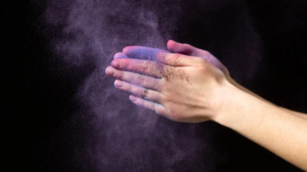 Ruce v purpurovém mraku suché barvy — Stock fotografie