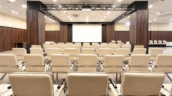 Pusta sala konferencyjna do prezentacji z ekranem — Zdjęcie stockowe
